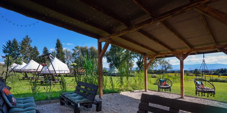 Glamping v poľských Krkonošiach: stanové mestečko neďaleko Jeleniej Hory, výlety do prírody