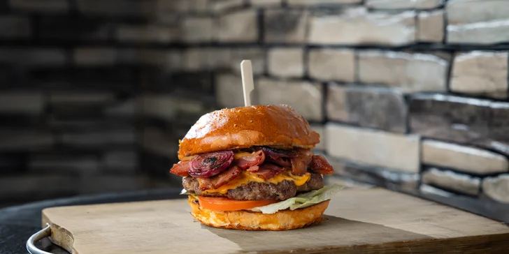 Burger s írskym hovädzím mäsom a dvojitou dávkou slaniny