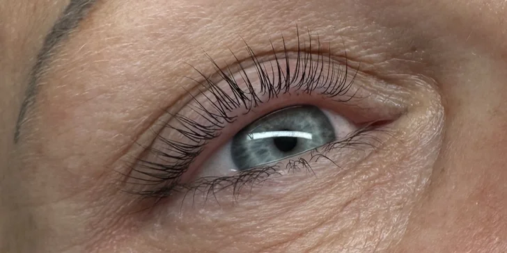 Prirodzene pôsobiace zahustenie mihalníc (1D alebo 2D mihalnice), laminácia obočia či lash lift