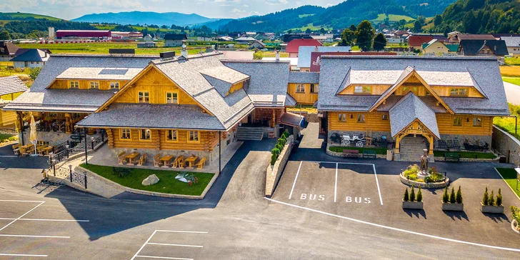 Štýlové drevené chatky na Orave s wellness v Resorte Zbojnícka Koliba***
