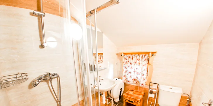 Štýlové drevené chatky na Orave s wellness v Resorte Zbojnícka Koliba***