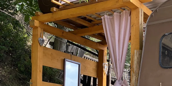 Pobyt medzi zvieratkami na ranči: karavan, chatka alebo maringotka, mini zoo, kone a možnosť raňajok