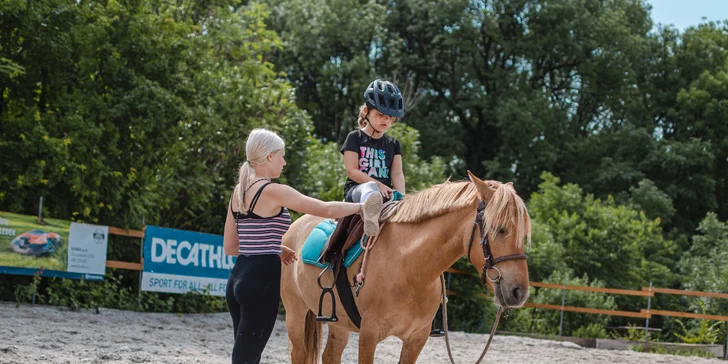 Pobyt medzi zvieratkami na ranči: karavan, chatka alebo maringotka, mini zoo, kone a možnosť raňajok