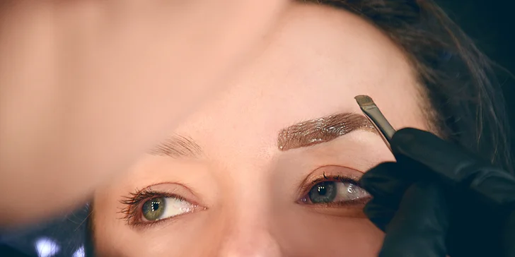 Prirodzene pôsobiace zahustenie mihalníc (1D alebo 2D mihalnice), laminácia obočia či lash lift