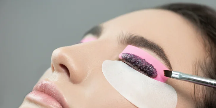 Prirodzene pôsobiace zahustenie mihalníc (1D alebo 2D mihalnice), laminácia obočia či lash lift