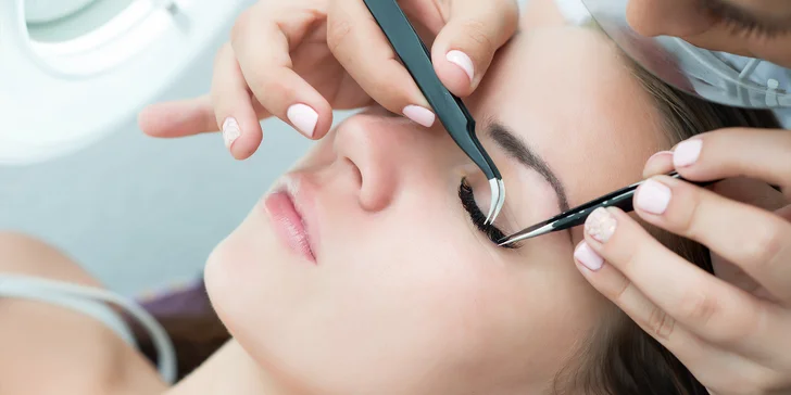 Prirodzene pôsobiace zahustenie mihalníc (1D alebo 2D mihalnice), laminácia obočia či lash lift