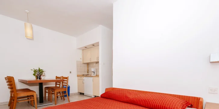 Prázdninový areál v Chorvátsku: štúdio alebo apartmán až pre 5 osôb, pláž a bazénový komplex