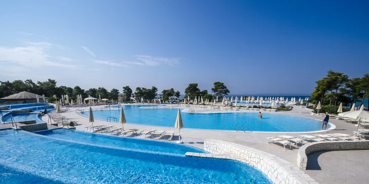 Prázdninový areál v Chorvátsku: štúdio alebo apartmán až pre 5 osôb, pláž a bazénový komplex