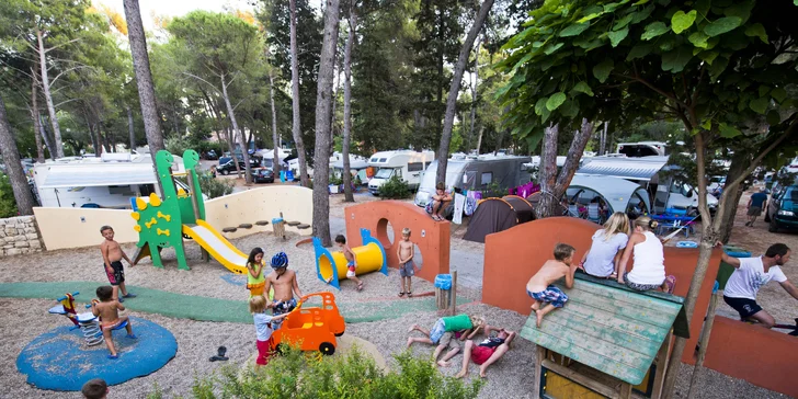 Prázdninový areál v Chorvátsku: štúdio alebo apartmán až pre 5 osôb, pláž a bazénový komplex