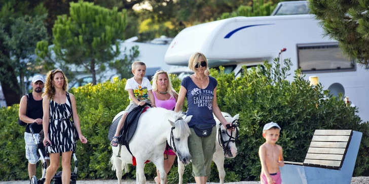 Prázdninový areál v Chorvátsku: štúdio alebo apartmán až pre 5 osôb, pláž a bazénový komplex