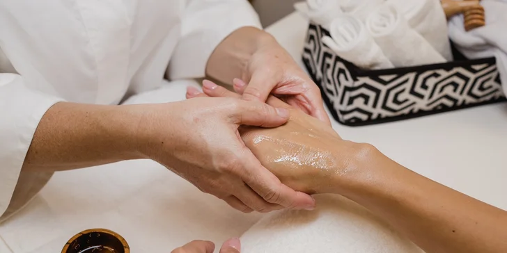 Japonská manikúra, spevňujúce aj prémiové ošetrenia s masážou rúk a parafínovým zábalom