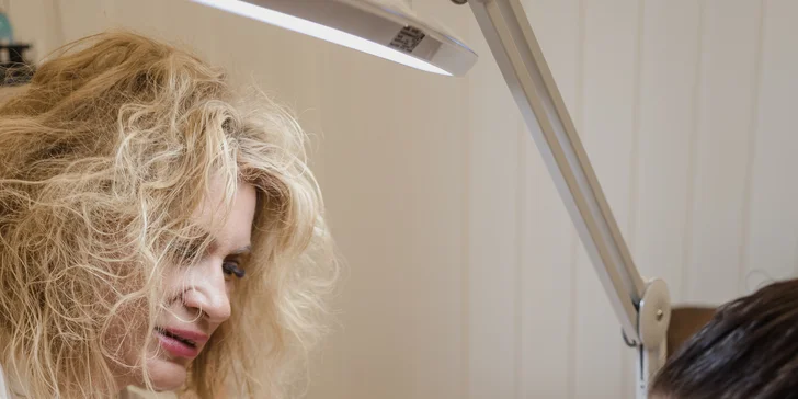 Japonská manikúra, spevňujúce aj prémiové ošetrenia s masážou rúk a parafínovým zábalom