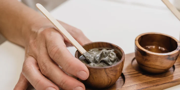 Japonská manikúra, spevňujúce aj prémiové ošetrenia s masážou rúk a parafínovým zábalom