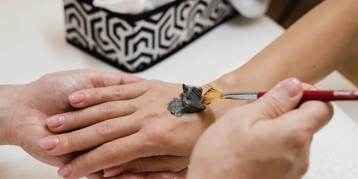 Japonská manikúra, spevňujúce aj prémiové ošetrenia s masážou rúk a parafínovým zábalom