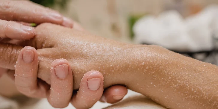 Japonská manikúra, spevňujúce aj prémiové ošetrenia s masážou rúk a parafínovým zábalom