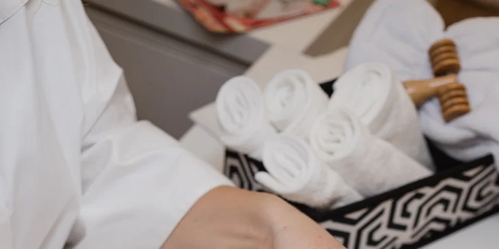 Japonská manikúra, spevňujúce aj prémiové ošetrenia s masážou rúk a parafínovým zábalom