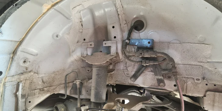 Antikorózne ošetrenie podvozku a dutín vozidla: ochrana so systémom DINITROL