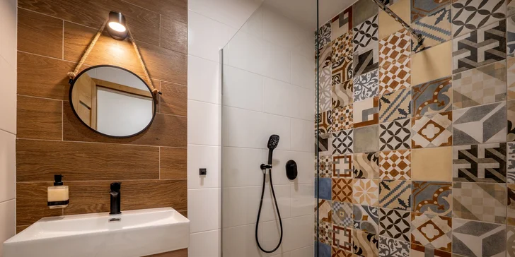 Štýlové apartmány na Liptove: strava, výhľad na hory aj wellness v hobitích domčekoch