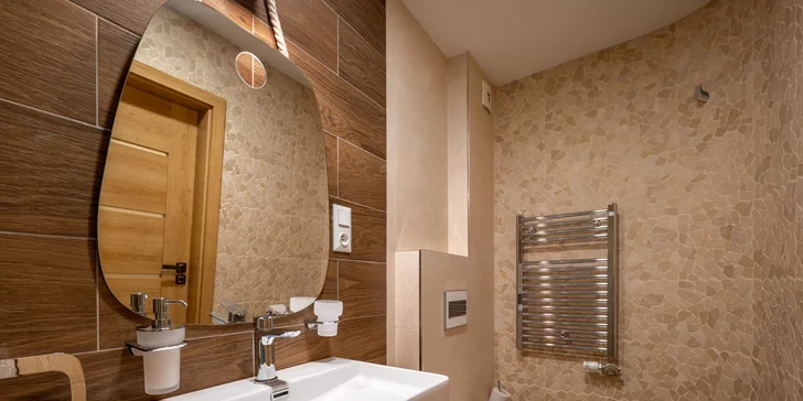 Štýlové apartmány na Liptove: strava, výhľad na hory aj wellness v hobitích domčekoch