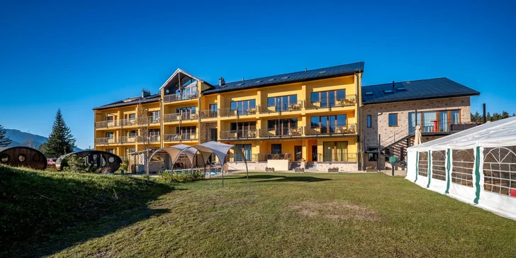 Štýlové apartmány na Liptove: strava, výhľad na hory aj wellness v hobitích domčekoch