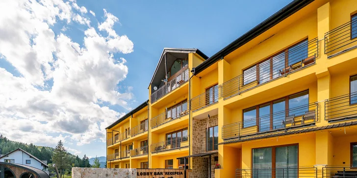 Štýlové apartmány na Liptove: strava, výhľad na hory aj wellness v hobitích domčekoch