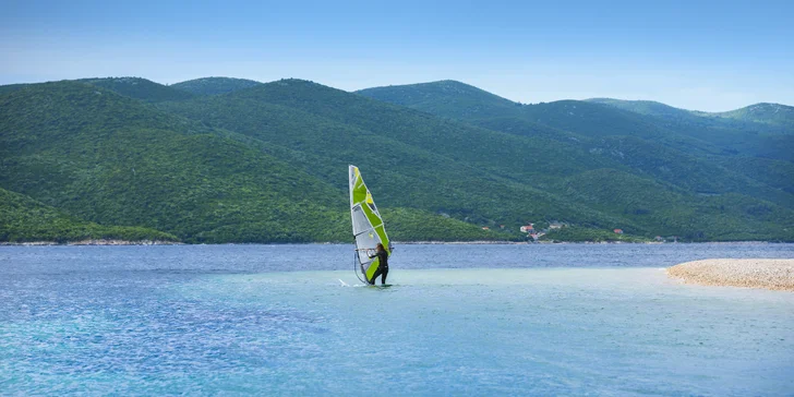 Slnečný pobyt v Dalmácii: hotel priamo pri mori, strava a bazén