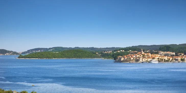 Slnečný pobyt v Dalmácii: hotel priamo pri mori, strava a bazén