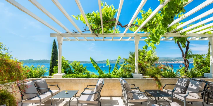 Slnečný pobyt v Dalmácii: hotel priamo pri mori, strava a bazén