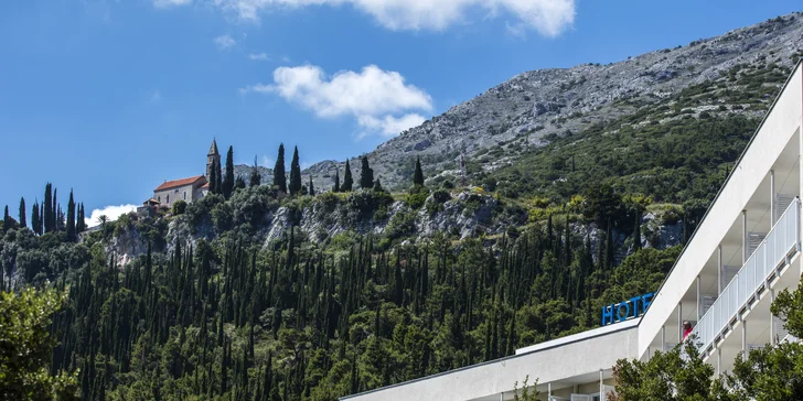 Slnečný pobyt v Dalmácii: hotel priamo pri mori, strava a bazén