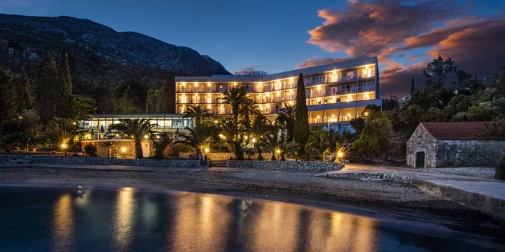 Slnečný pobyt v Dalmácii: hotel priamo pri mori, strava a bazén