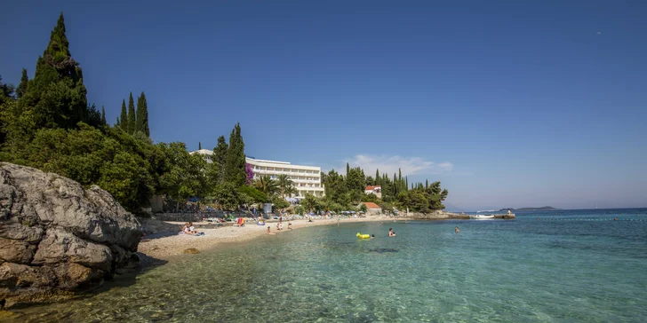 Slnečný pobyt v Dalmácii: hotel priamo pri mori, strava a bazén