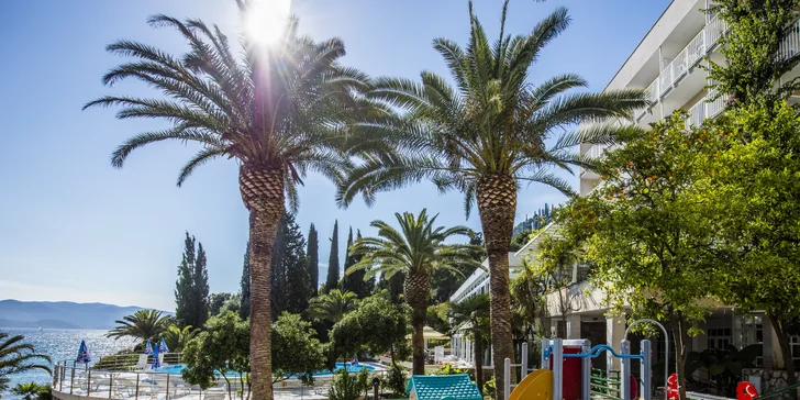 Slnečný pobyt v Dalmácii: hotel priamo pri mori, strava a bazén