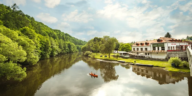 Dovolenka v stredných Čechách pre vášnivých vodákov aj turistov: izba alebo chatka priamo pri brehu rieky Sázavy