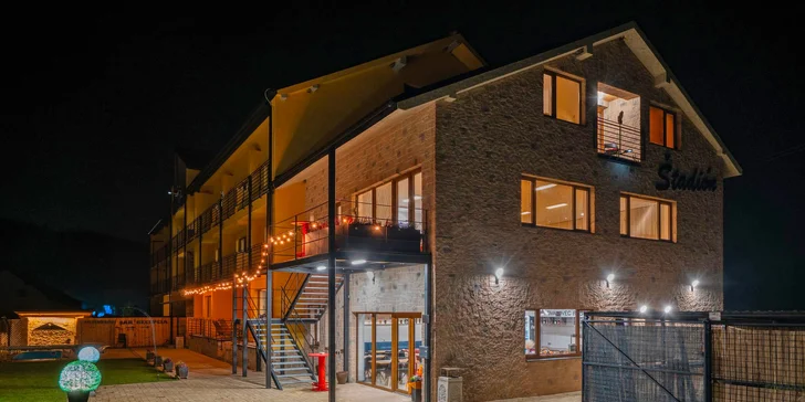 Štýlové apartmány na Liptove: strava, výhľad na hory aj wellness v hobitích domčekoch