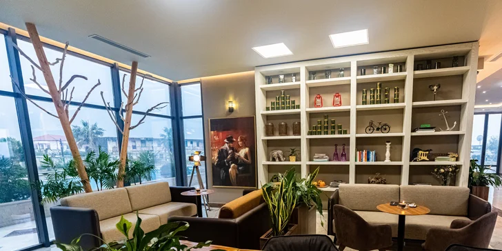 Pohoda v Albánsku priamo pri mori: 4* hotel s vonkajším bazénom, raňajky alebo polpenzia