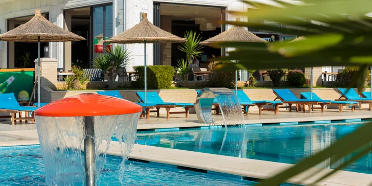 Pohoda v Albánsku priamo pri mori: 4* hotel s vonkajším bazénom, raňajky alebo polpenzia