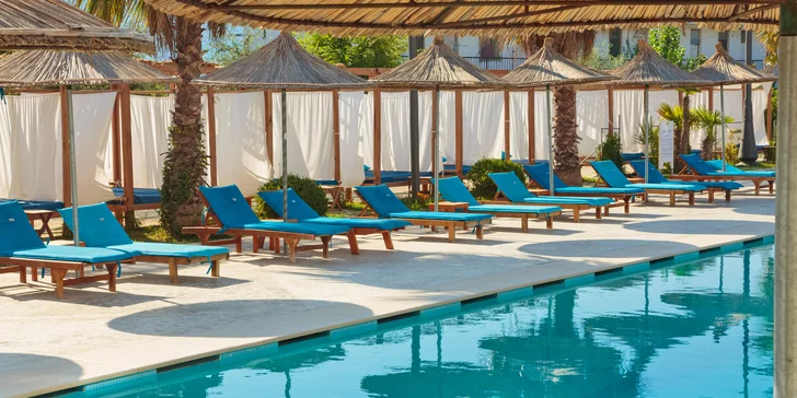 Pohoda v Albánsku priamo pri mori: 4* hotel s vonkajším bazénom, raňajky alebo polpenzia