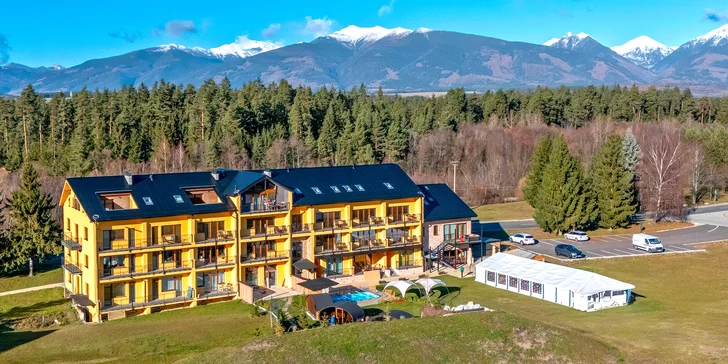 Štýlové apartmány na Liptove: strava, výhľad na hory aj wellness v hobitích domčekoch