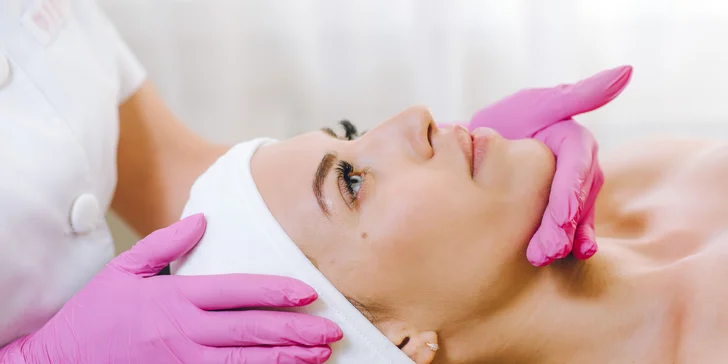 Frakčná mikroihličková rádiofrekvencia tváre, krku a dekoltu