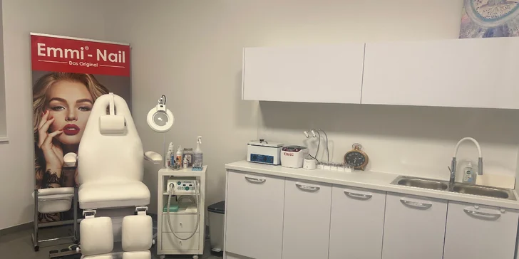 Mokrá, suchá či kombinovaná pedikúra aj gél lak