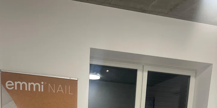 Japonská manikúra, spevňujúce aj prémiové ošetrenia s masážou rúk a parafínovým zábalom