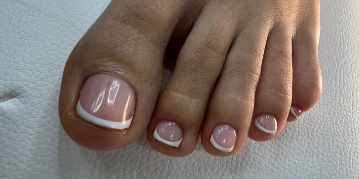 Mokrá, suchá či kombinovaná pedikúra aj gél lak