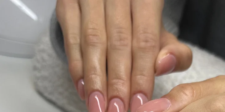 Japonská manikúra, spevňujúce aj prémiové ošetrenia s masážou rúk a parafínovým zábalom