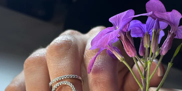 Japonská manikúra, spevňujúce aj prémiové ošetrenia s masážou rúk a parafínovým zábalom