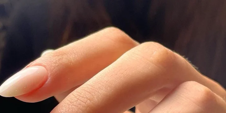 Japonská manikúra, spevňujúce aj prémiové ošetrenia s masážou rúk a parafínovým zábalom