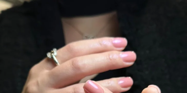 Japonská manikúra, spevňujúce aj prémiové ošetrenia s masážou rúk a parafínovým zábalom