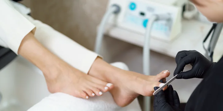 Japonská manikúra alebo pedikúra s parafínom