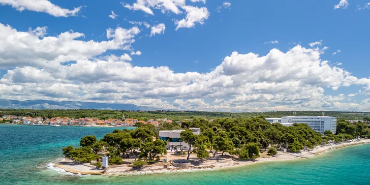 4* hotel v Petrčane pri Zadare: hneď pri pláži, s raňajkami alebo polpenziou a neobmedzeným wellness