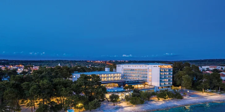 4* hotel v Petrčane pri Zadare: hneď pri pláži, s raňajkami alebo polpenziou a neobmedzeným wellness