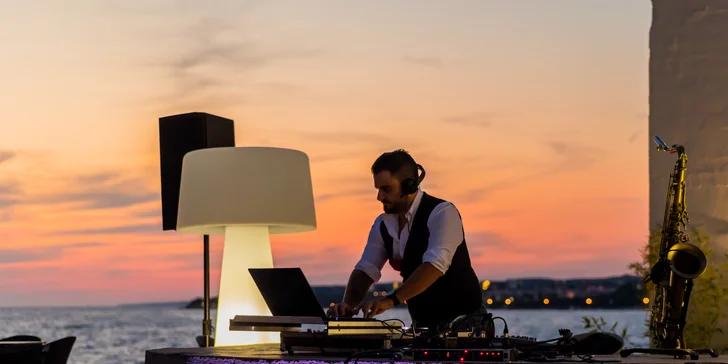 4* hotel v Petrčane pri Zadare: hneď pri pláži, s raňajkami alebo polpenziou a neobmedzeným wellness